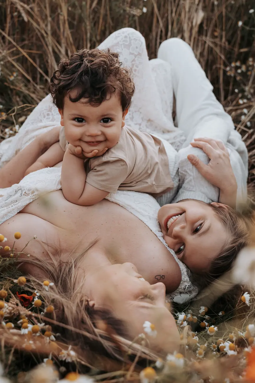 Maman et son petit garçon allongés dans les herbes