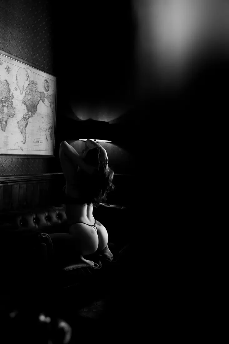Séance boudoir en noir et blanc, studio de Vertou près de Nantes, Sonia Photographe