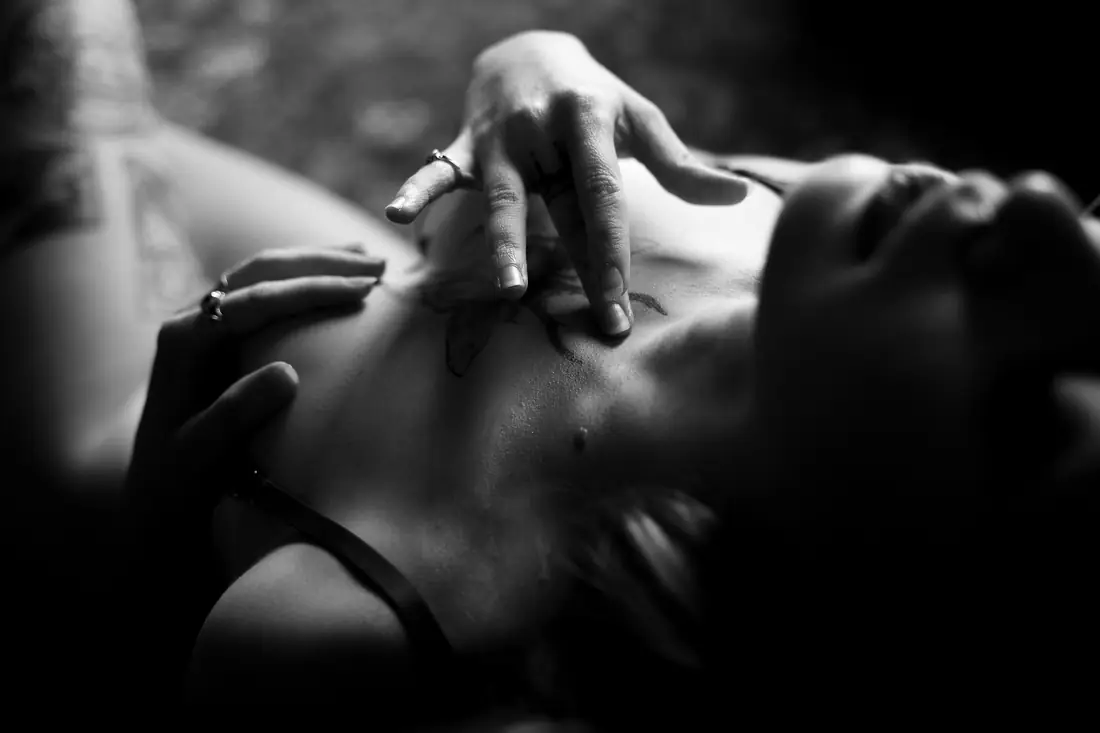 Séance boudoir en noir et blanc, studio de Vertou près de Nantes, Sonia Photographe