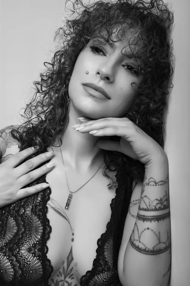 Séance boudoir en noir et blanc, studio de Vertou près de Nantes, Sonia Photographe
