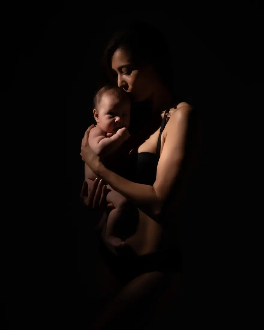 Séance photo maman et bébé en studio à Vertou, près de Nantes