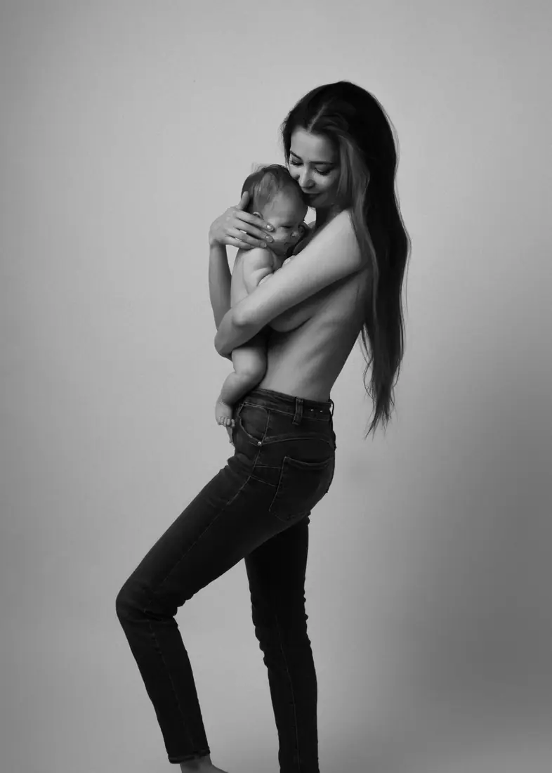 Séance photo maman et bébé en studio à Vertou, près de Nantes