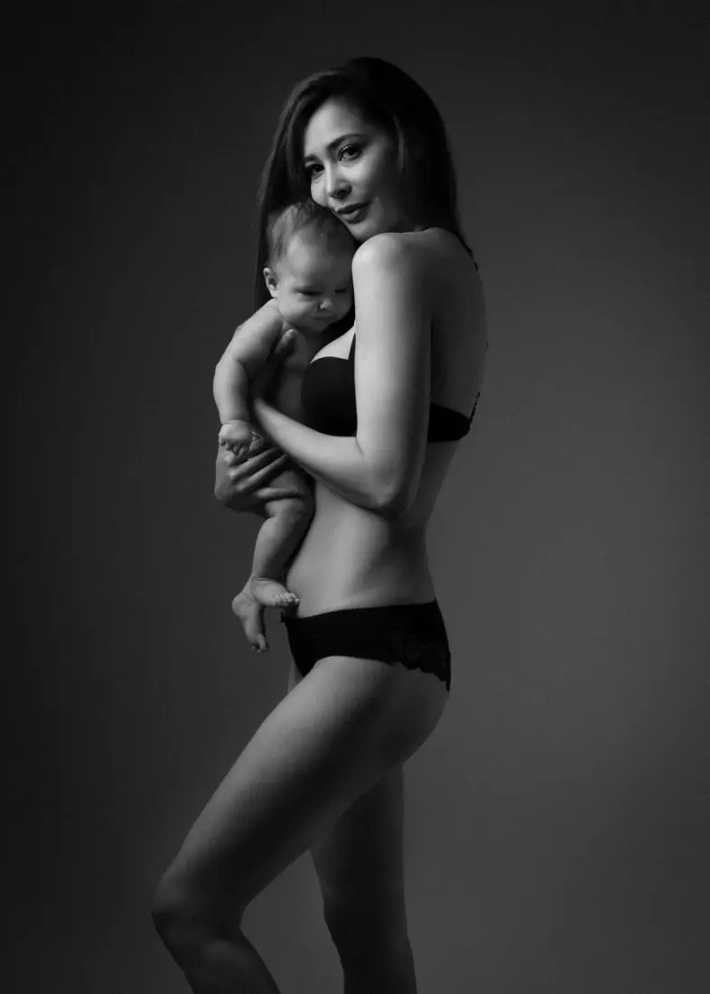 Séance photo maman et bébé en studio à Vertou, près de Nantes
